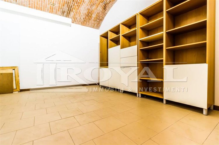 Negozio ristrutturato di 160 mq con due vetrine su strada Bergamo