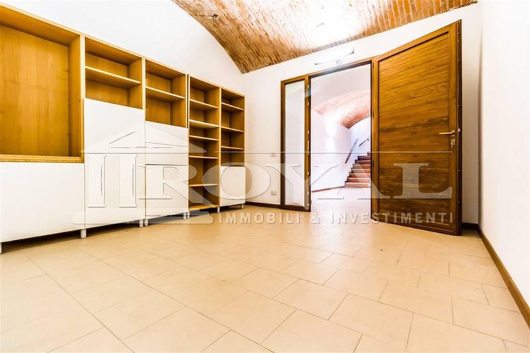 Negozio ristrutturato di 160 mq con due vetrine su strada Bergamo