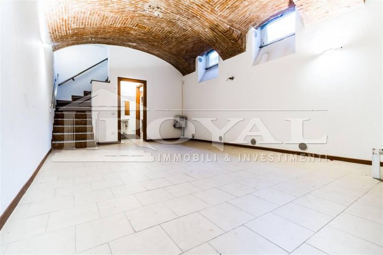 Negozio ristrutturato di 160 mq con due vetrine su strada Bergamo