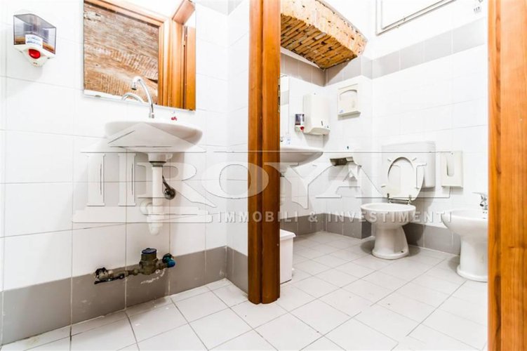 Negozio ristrutturato di 160 mq con due vetrine su strada Bergamo