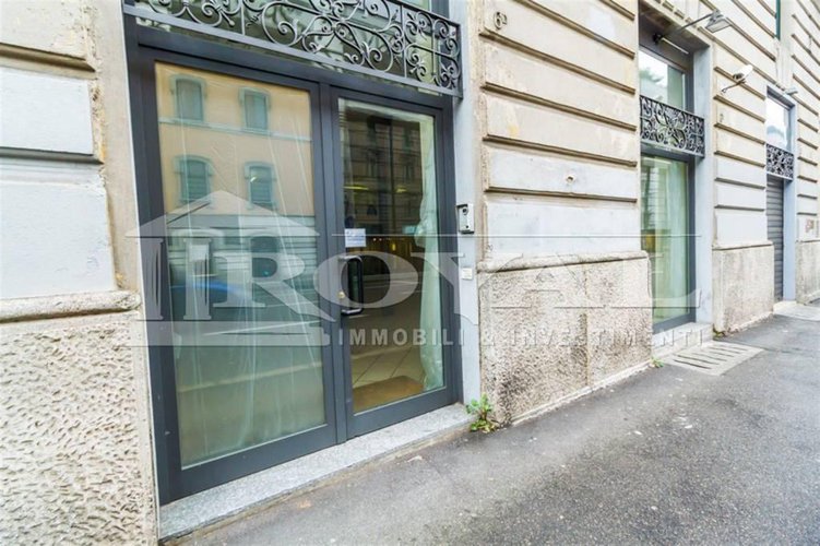 Negozio ristrutturato di 160 mq con due vetrine su strada Bergamo