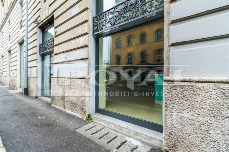 Negozio ristrutturato di 160 mq con due vetrine su strada Bergamo