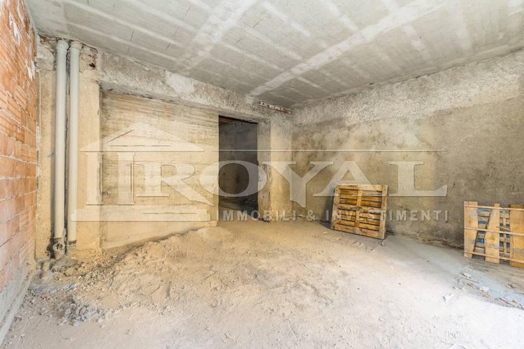 Nuovo negozio di 64 mq con vetrina su strada Bergamo