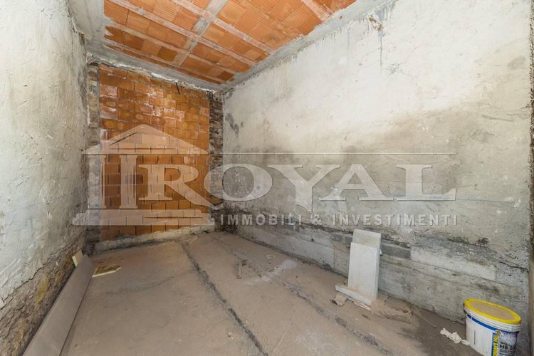 Nuovo negozio di 64 mq con vetrina su strada Bergamo