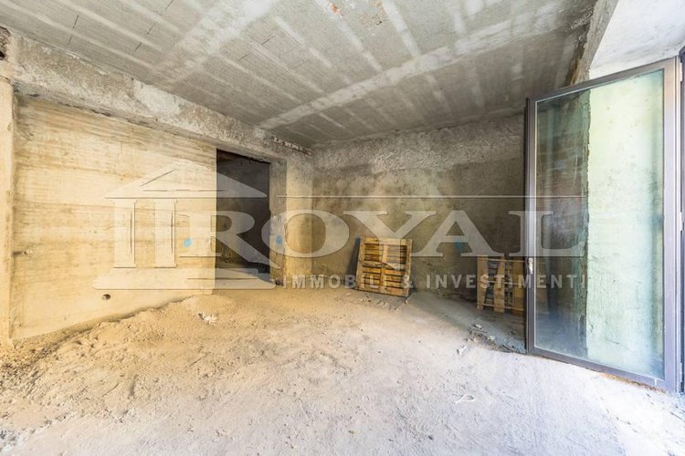 Nuovo negozio di 64 mq con vetrina su strada Bergamo