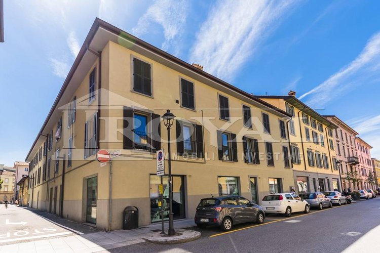 Negozio di 106 mq con tre vetrine su strada