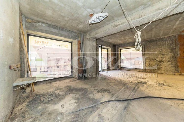 Negozio di 106 mq con tre vetrine su strada Bergamo