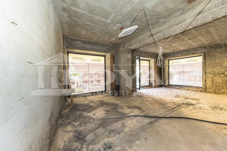 Negozio di 106 mq con tre vetrine su strada Bergamo