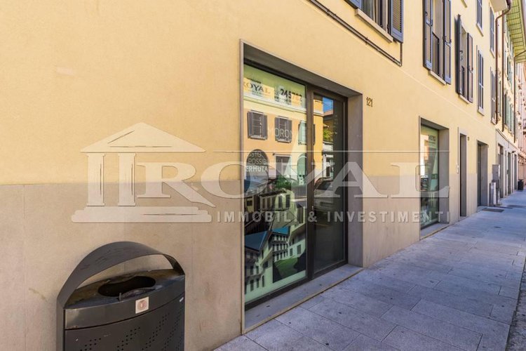 Negozio di 106 mq con tre vetrine su strada Bergamo