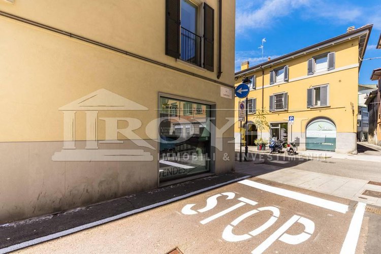 Negozio di 106 mq con tre vetrine su strada Bergamo