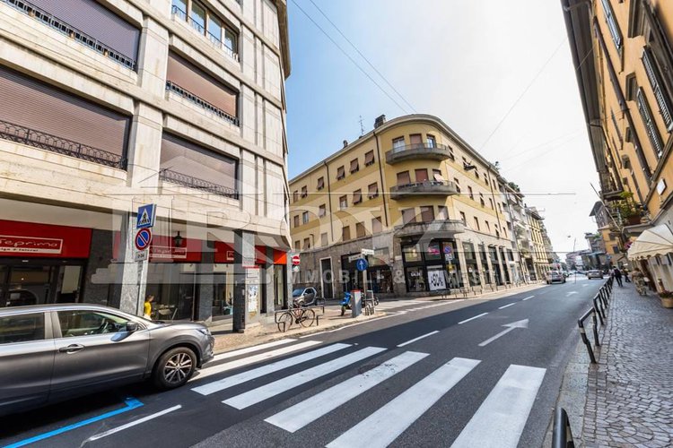 Quadrilocale ristrutturato di 230 mq con balcone Bergamo