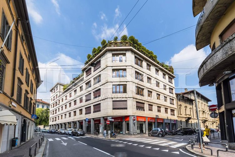 Quadrilocale ristrutturato di 230 mq con balcone Bergamo