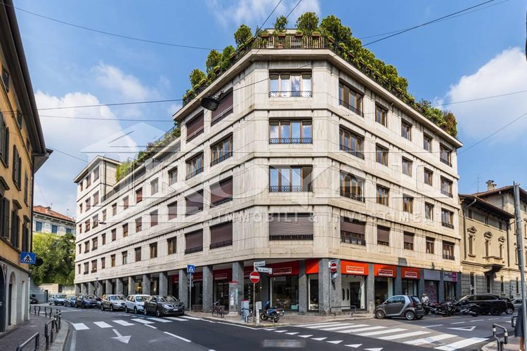 Quadrilocale ristrutturato di 230 mq con balcone Bergamo