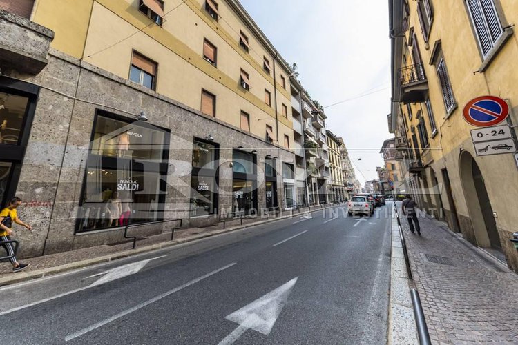 Quadrilocale ristrutturato di 230 mq con balcone Bergamo