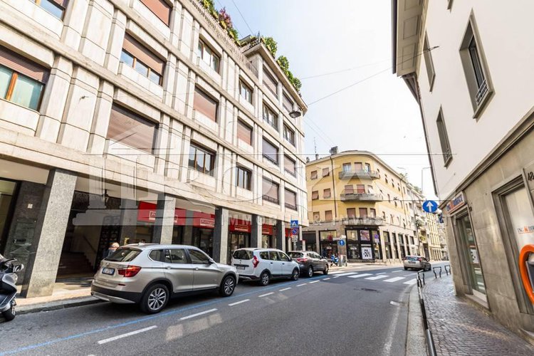 Quadrilocale ristrutturato di 230 mq con balcone Bergamo