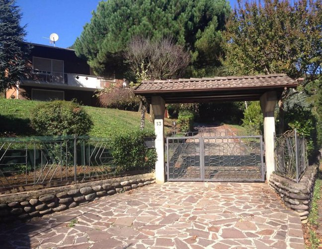 ALBINO VILLA SINGOLA CON 2000 MQ DI GIARDINO Albino