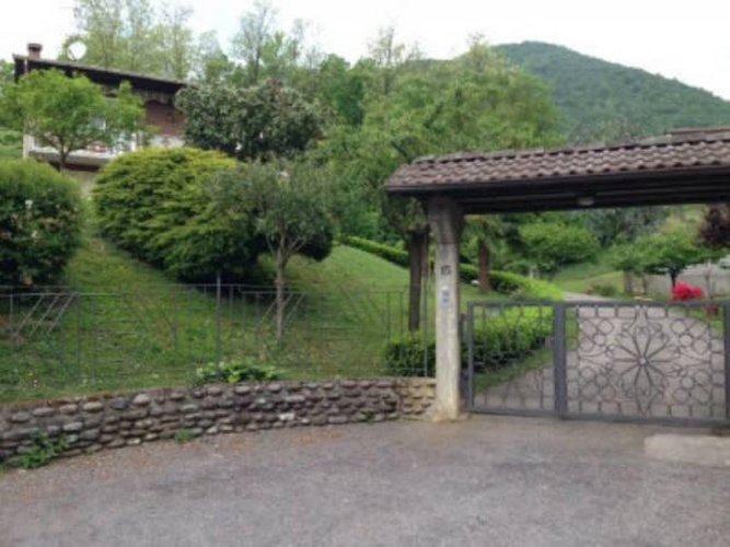 ALBINO VILLA SINGOLA CON 2000 MQ DI GIARDINO Albino