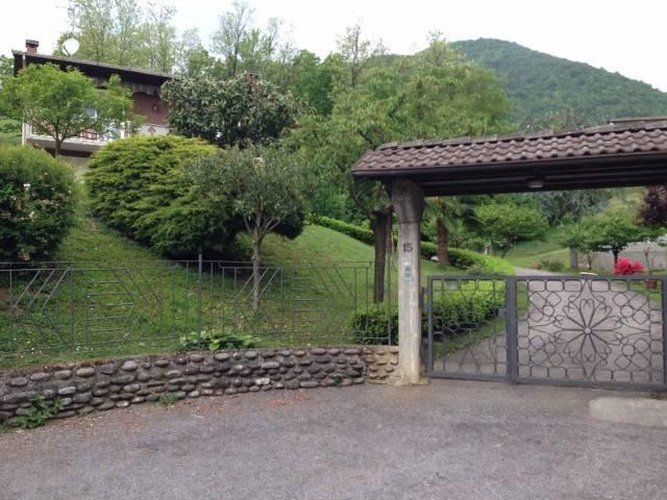 ALBINO VILLA SINGOLA CON 2000 MQ DI GIARDINO Albino