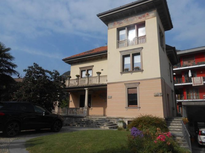 CENE VENDESI VILLA LIBERTY CON GIARDINO