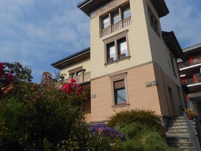 CENE VENDESI VILLA LIBERTY CON GIARDINO Cene