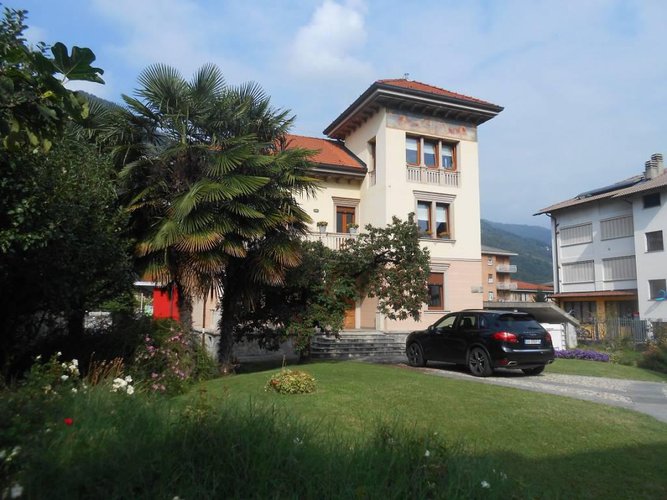 CENE VENDESI VILLA LIBERTY CON GIARDINO Cene