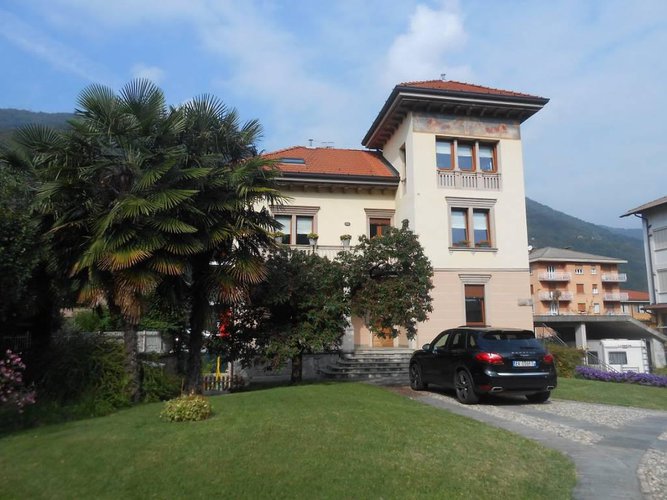 CENE VENDESI VILLA LIBERTY CON GIARDINO Cene