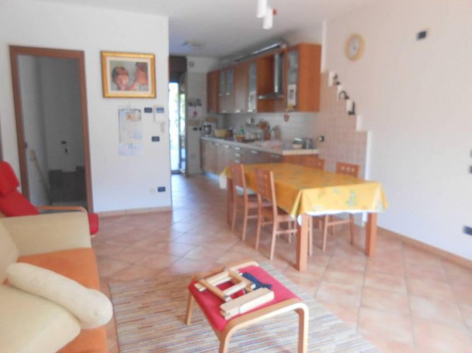 ALBINO VENDESI QUADRILOCALE IN VILLA Albino