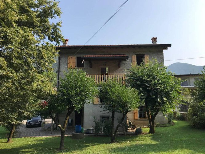 Esclusiva villa con giardino privato Albino