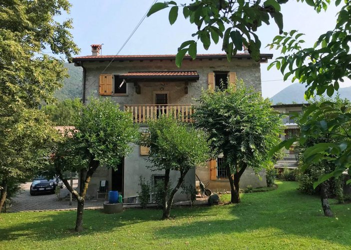 Esclusiva villa con giardino privato Albino