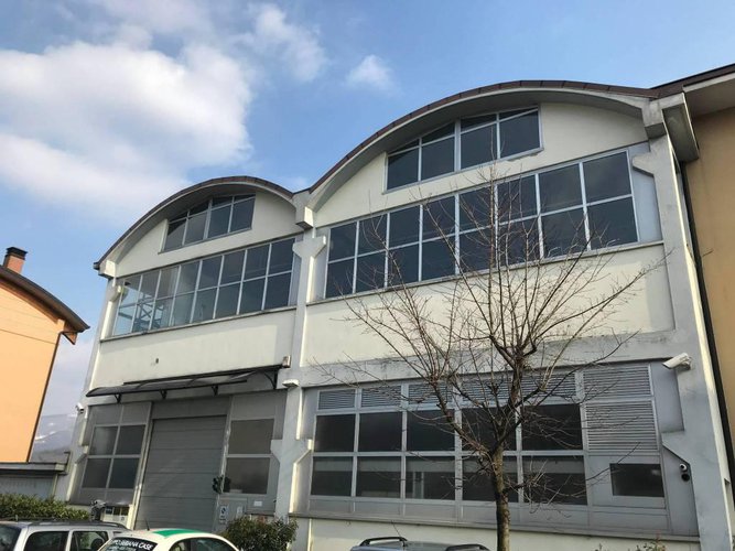 Capannone ad uso commerciale