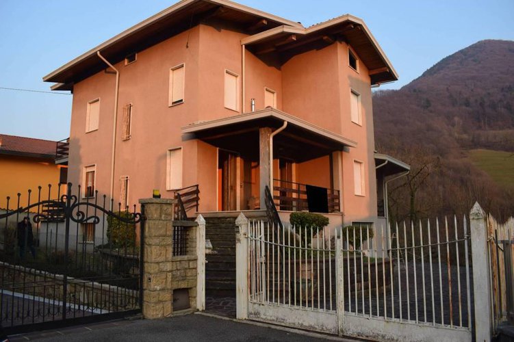 Villa singola su tre livelli Gandino