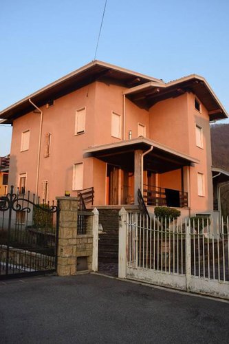 Villa singola su tre livelli Gandino