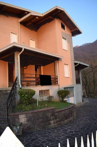 Villa singola su tre livelli Gandino