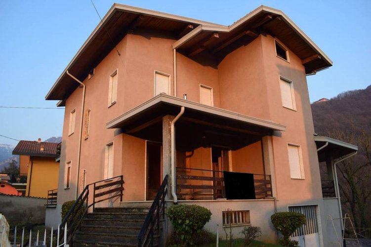 Villa singola su tre livelli Gandino