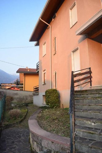 Villa singola su tre livelli Gandino