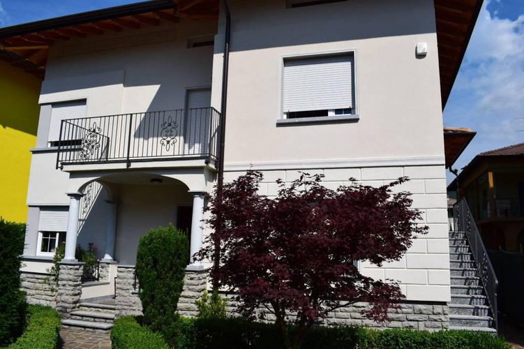 Stupenda villa singola con giardino privato Gandino