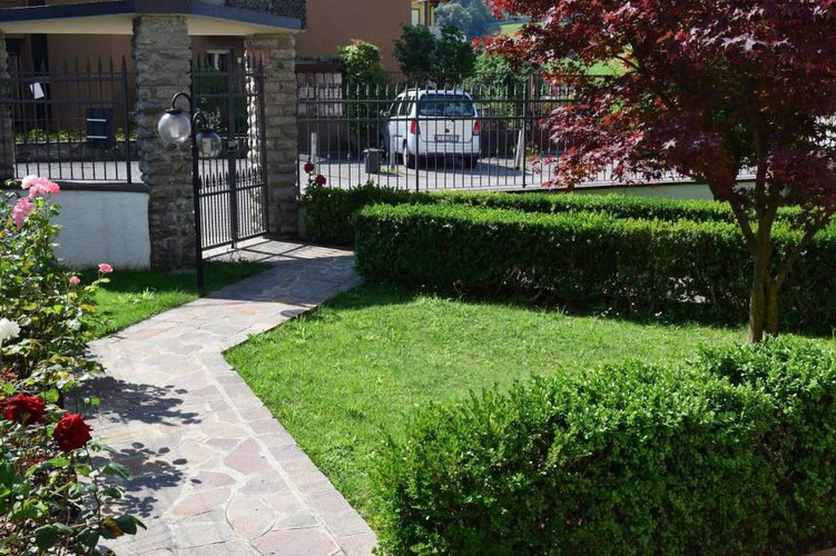 Stupenda villa singola con giardino privato Gandino