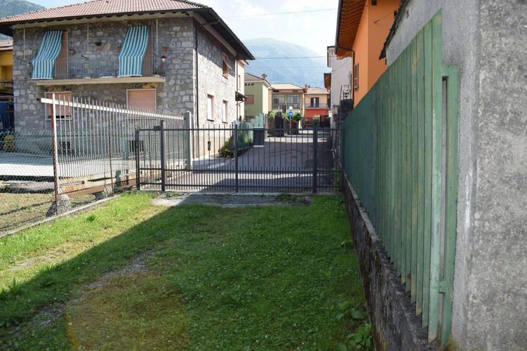 Stupenda villa singola con giardino privato Gandino