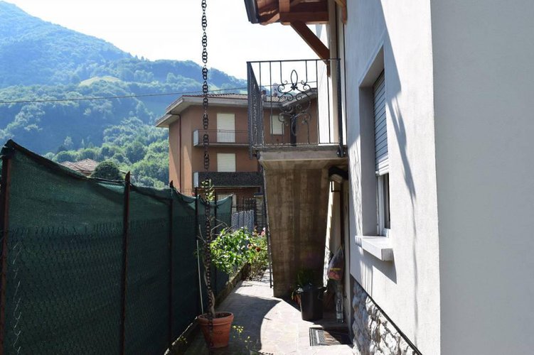 Stupenda villa singola con giardino privato Gandino