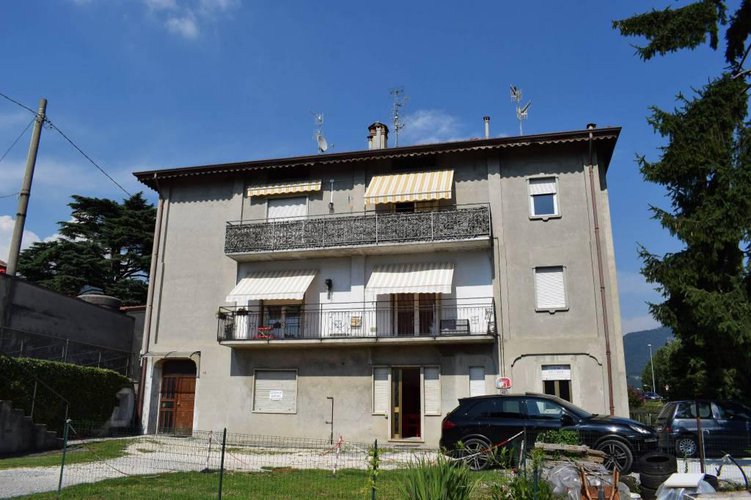 Vendesi tre bilocali in contesto di 5 famiglie