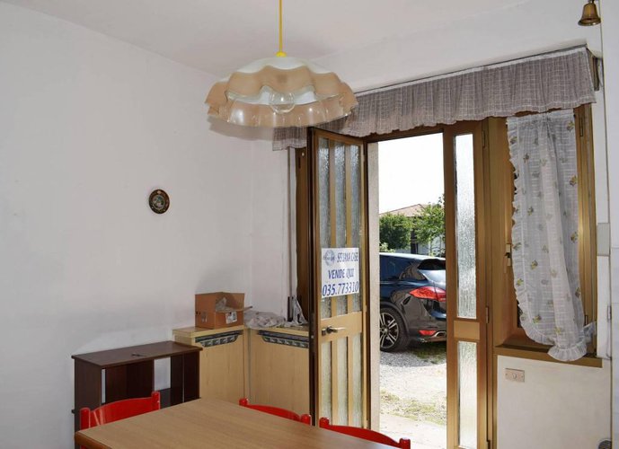 Vendesi tre bilocali in contesto di 5 famiglie Nembro