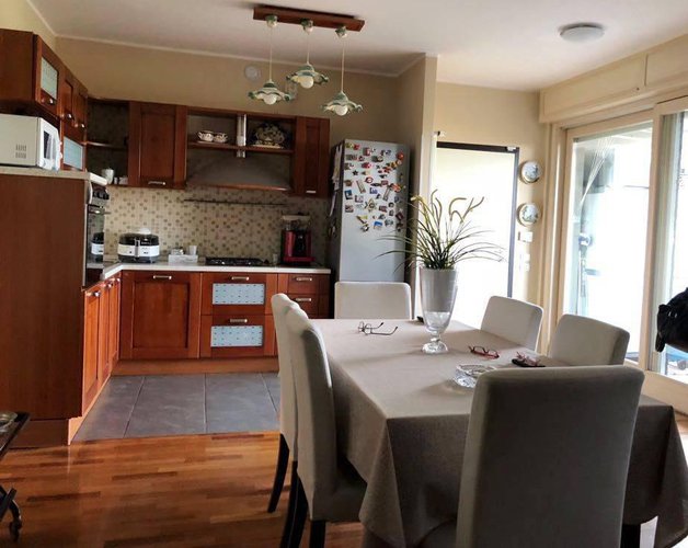 Grazioso trilocale con doppi servizi e terrazza vivibile.