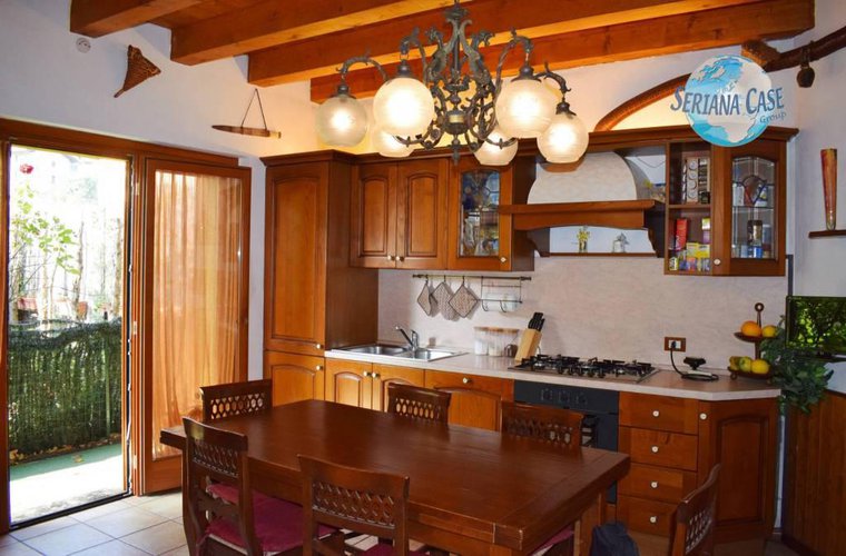 Trilocale con piccolo giardino e taverna vivibile Albino