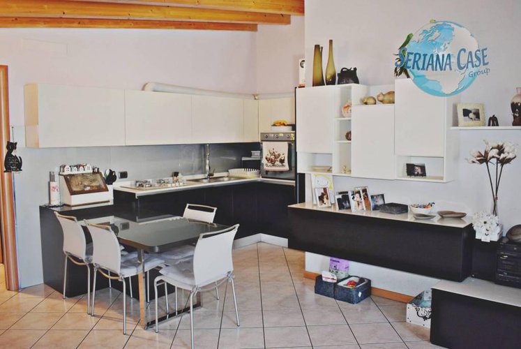 Trilocale in ottimo stato; tutto travi a vista!