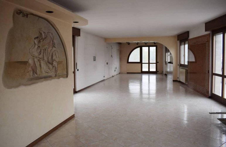 Attico pentalocale, terrazza vivibile di 100 mt