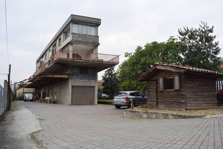 Vendesi magazzino con area esterna esclusiva Nembro