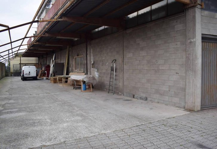 Vendesi magazzino con area esterna esclusiva Nembro