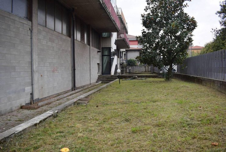 Vendesi magazzino con area esterna esclusiva Nembro