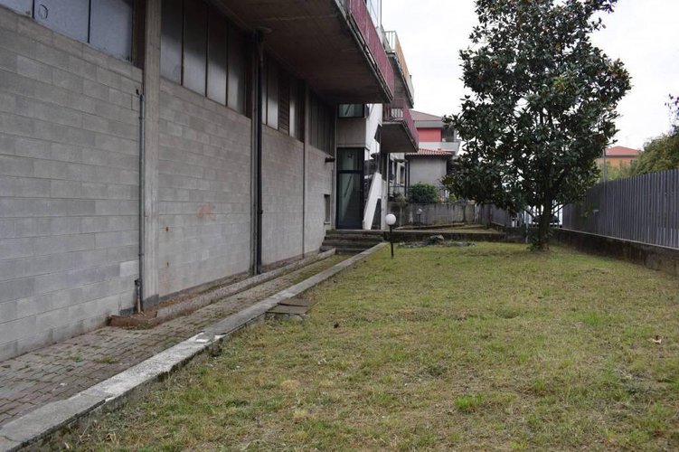 Vendesi magazzino con area esterna esclusiva Nembro