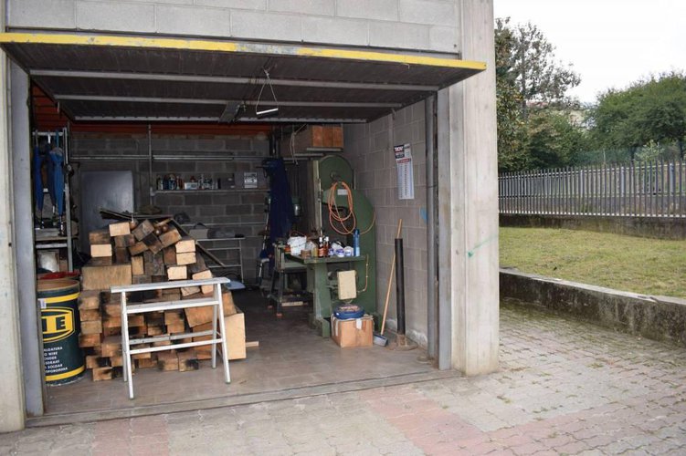 Vendesi magazzino con area esterna esclusiva Nembro